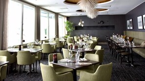 2 restaurants, breakfast, dinner served; international cuisine 