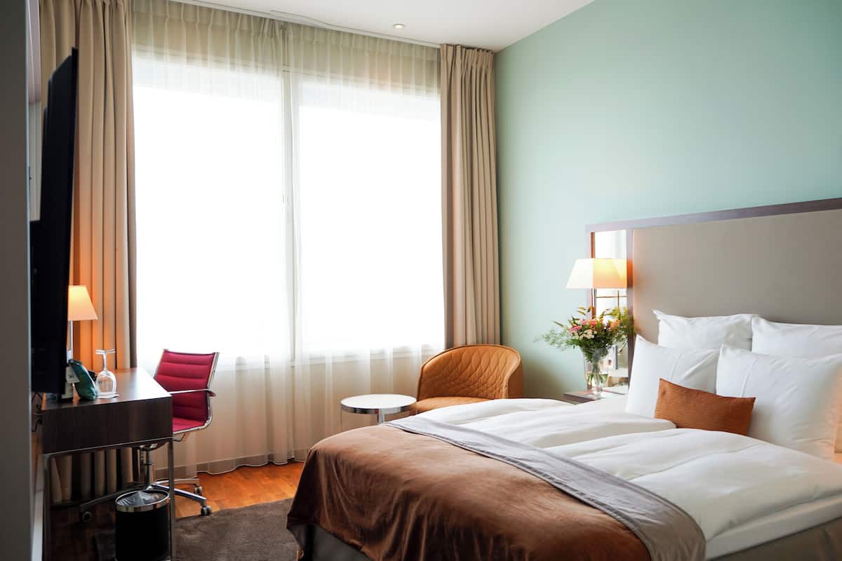 Superior Room, 1 Double Bed, Non Smoking | Minibar, in-room safe, desk, soundproofing