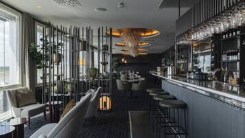 2 restaurants; breakfast and dinner served