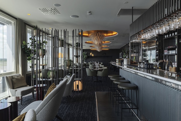 2 restaurants; breakfast and dinner served