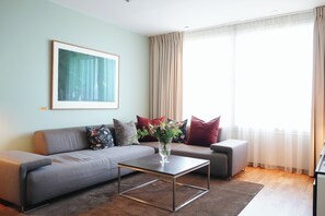 Suite, 1 habitación, no fumadores | Zona de estar | Una televisión de pantalla plana