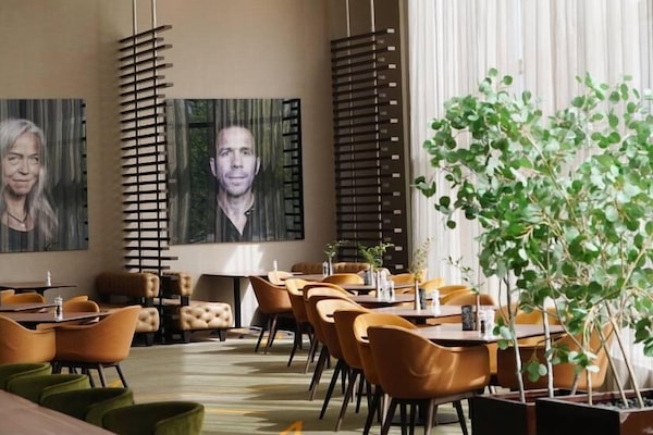 2 restaurants, breakfast, dinner served; international cuisine