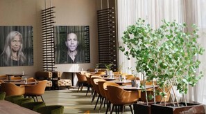 2 restaurants, breakfast, dinner served; international cuisine