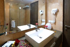 Douche, articles de toilette gratuits, sèche-cheveux, chaussons