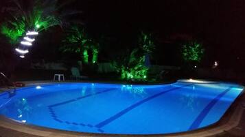 Una piscina al aire libre de temporada