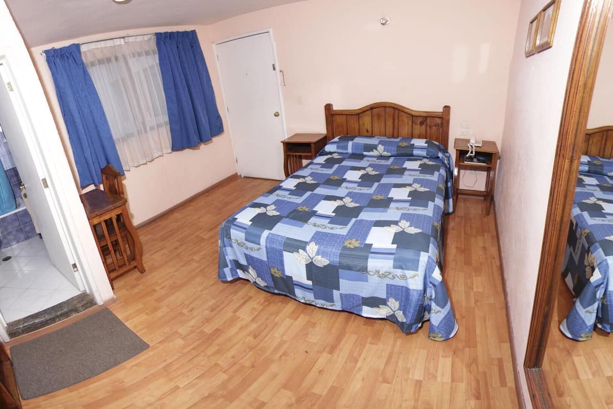 Pillowtop beds, in-room safe, WiFi (free), bed sheets