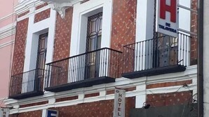 A hotel with a sign indicating it is 'Hotel De Talavera'. - Hotel De Talavera (Puebla)
