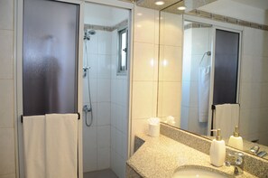 Shower, rainfall showerhead, free toiletries, hair dryer - Hotel California (Montevideo)