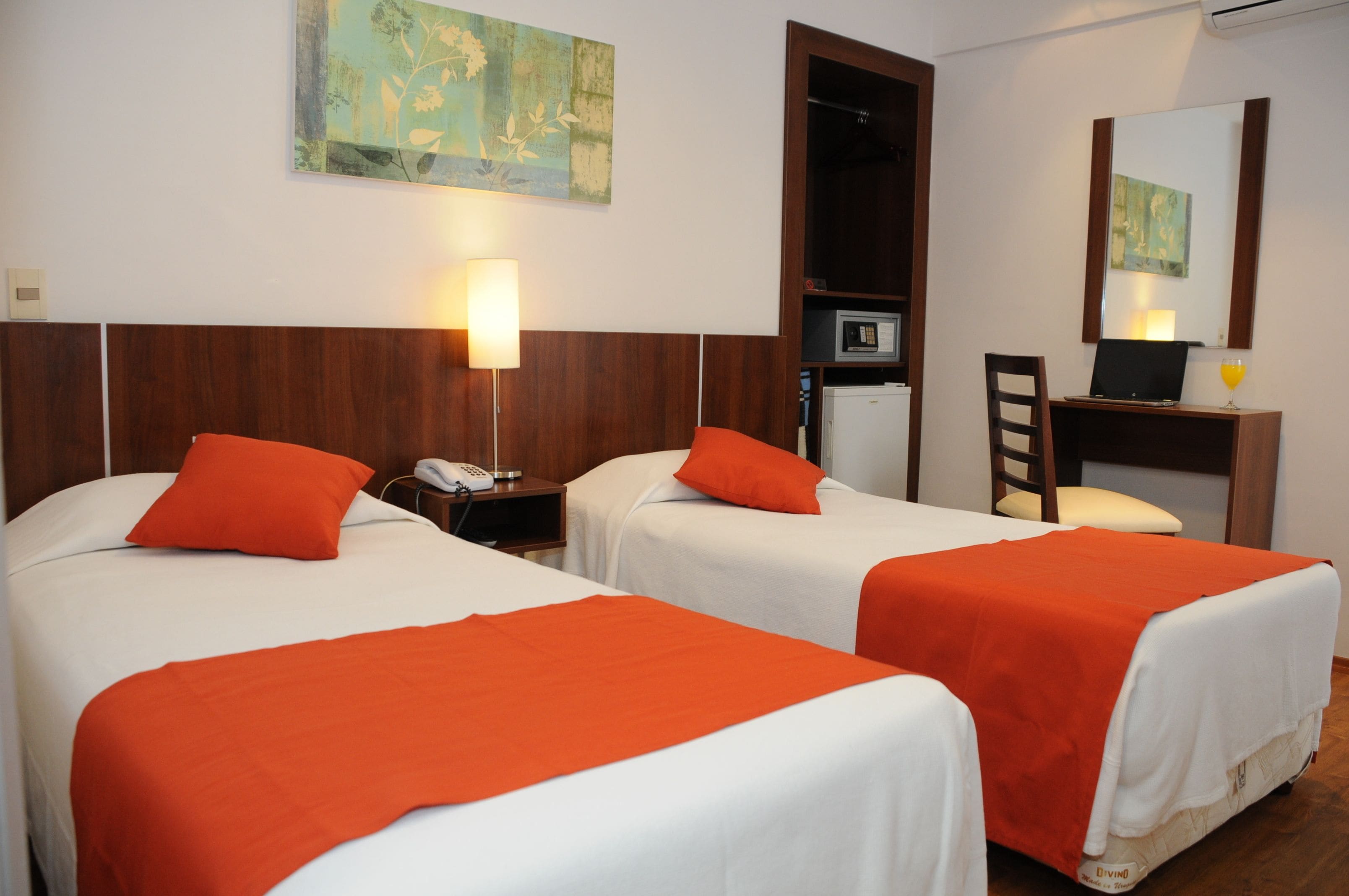 Quarto duplo superior | Frigobar, cofres nos quartos, escrivaninha, quartos à prova de som