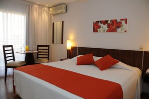 Enkeltrom – superior | Minibar, safe på rommet, skrivebord og lydisolert