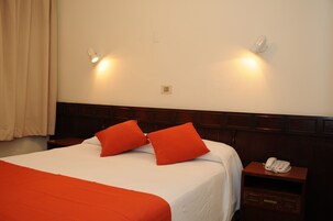 มินิบาร์, ตู้นิรภัยในห้องพัก, โต๊ะทำงาน, ห้องเก็บเสียง