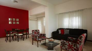 Premium Room, Accessible, Jetted Tub | Living room | 29-inch flat-screen TV with cable channels, TV