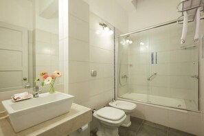 Premium-huone, esteetön, poreamme | Kylpyhuone | Hiustenkuivaaja, pyyhkeet