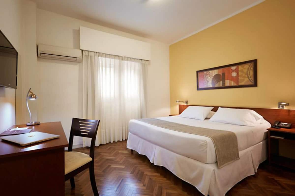 Habitación estándar doble, 1 cama de matrimonio grande | Minibar, caja fuerte, escritorio y wifi gratis