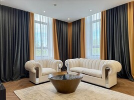 Ropa de cama de alta calidad y minibar 