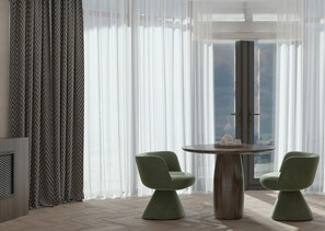 Executive suite | Luxe beddengoed, een minibar, een kluis op de kamer, een bureau