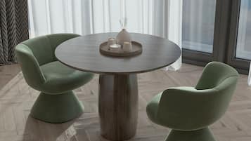 Executive Suite | Premium bedding, minibar, in-room safe, desk