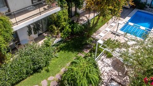A rooftop garden with a pool, outdoor seating, and a variety of plants. - Paradise Departamentos (Mendoza)