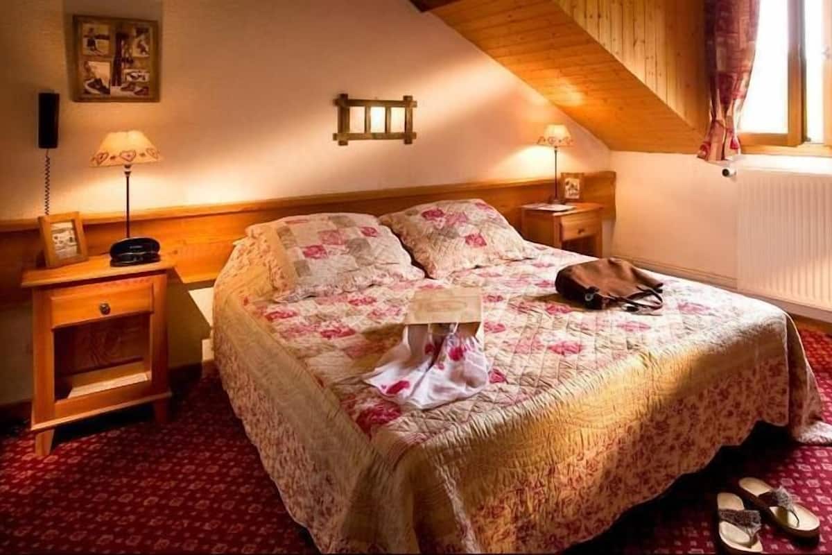 Classic Double Room | Pillowtop beds, desk, blackout drapes, free cribs/infant beds