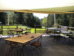 Lunch, dinner served; local cuisine, garden views - L'Auberge de la Croix Perrin (Lans-en-Vercors)