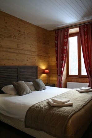 Pillowtop-Betten, Schreibtisch, Verdunkelungsvorhänge