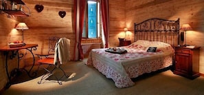 Classic Double Room | Pillowtop beds, desk, blackout drapes, free cribs/infant beds - L'Auberge de la Croix Perrin (Lans-en-Vercors)