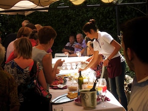 Petit déjeuner, déjeuner et dîner servis sur place