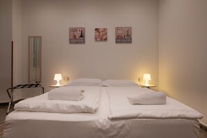 Habitación básica doble, 1 cama matrimonial o 2 camas individuales, para no fumadores | Edredón, escritorio, wifi gratis y ropa de cama 