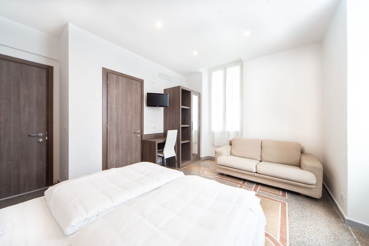 superior room, 1 queen bed, non smoking | down duvets, desk, free wifi, bed sheets