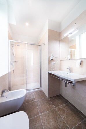 Quarto superior, 1 cama Queen, para não fumantes | Banheiro | Chuveiro, chuveiro com efeito de chuva