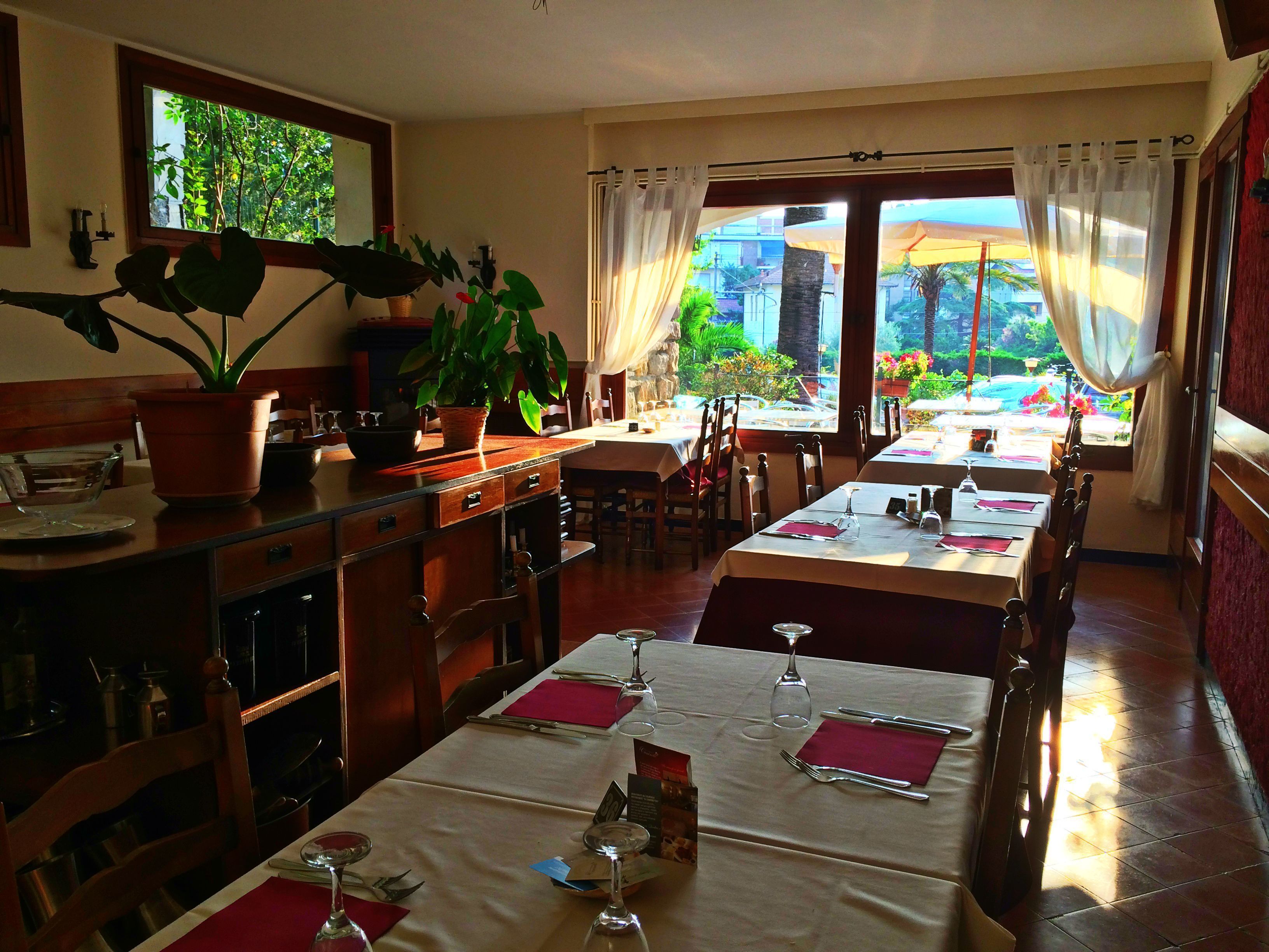 Petit déjeuner, déjeuner et dîner servis sur place