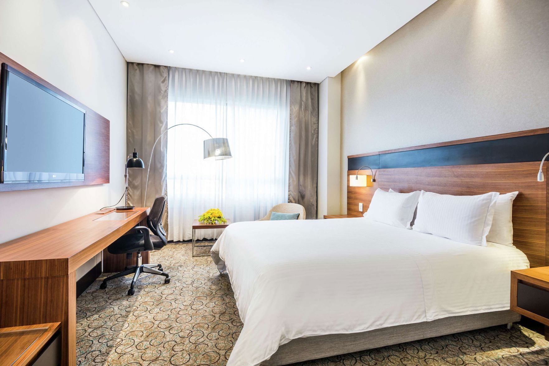 Hochwertige Bettwaren, Minibar, Zimmersafe, individuell eingerichtet