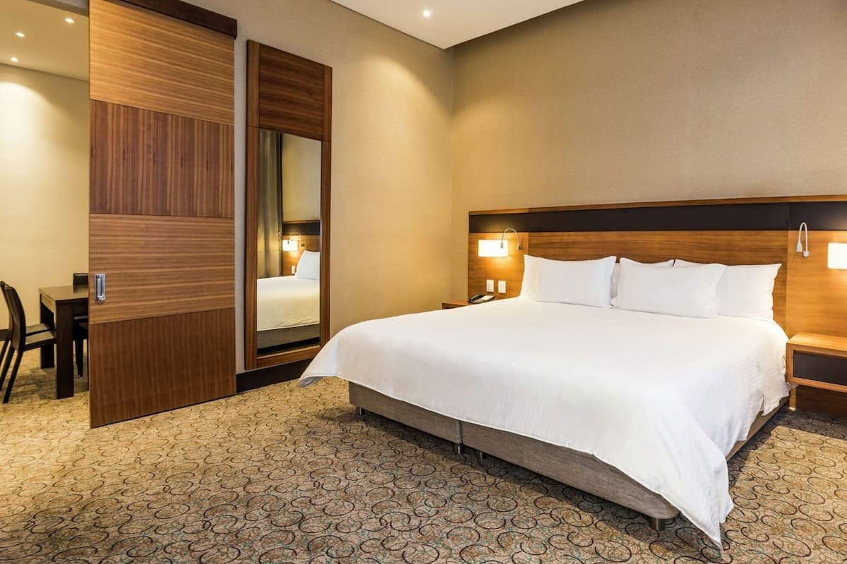 Hochwertige Bettwaren, Minibar, Zimmersafe, individuell eingerichtet