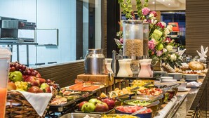 Een buffet met verschillende gerechten en een koffiehoek.