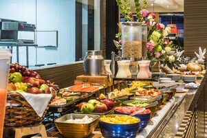 Desayuno buffet diario (COP 80000 por persona)