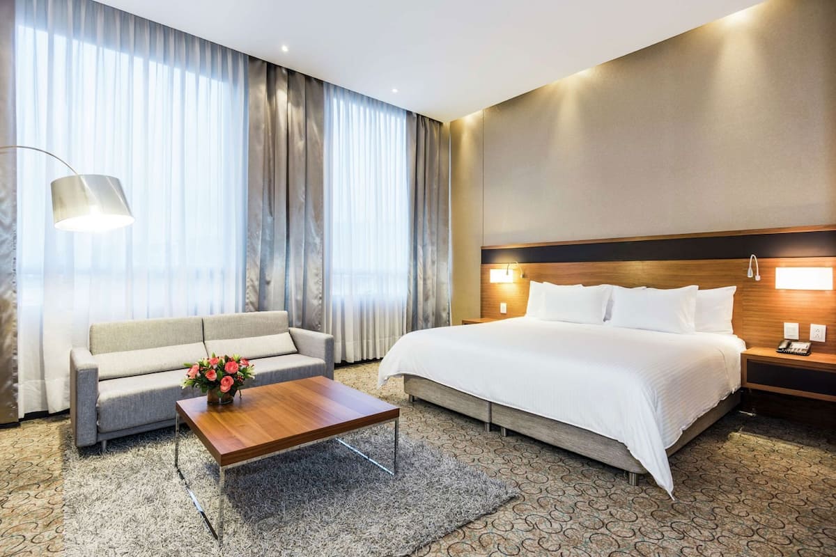 Hochwertige Bettwaren, Minibar, Zimmersafe, individuell eingerichtet