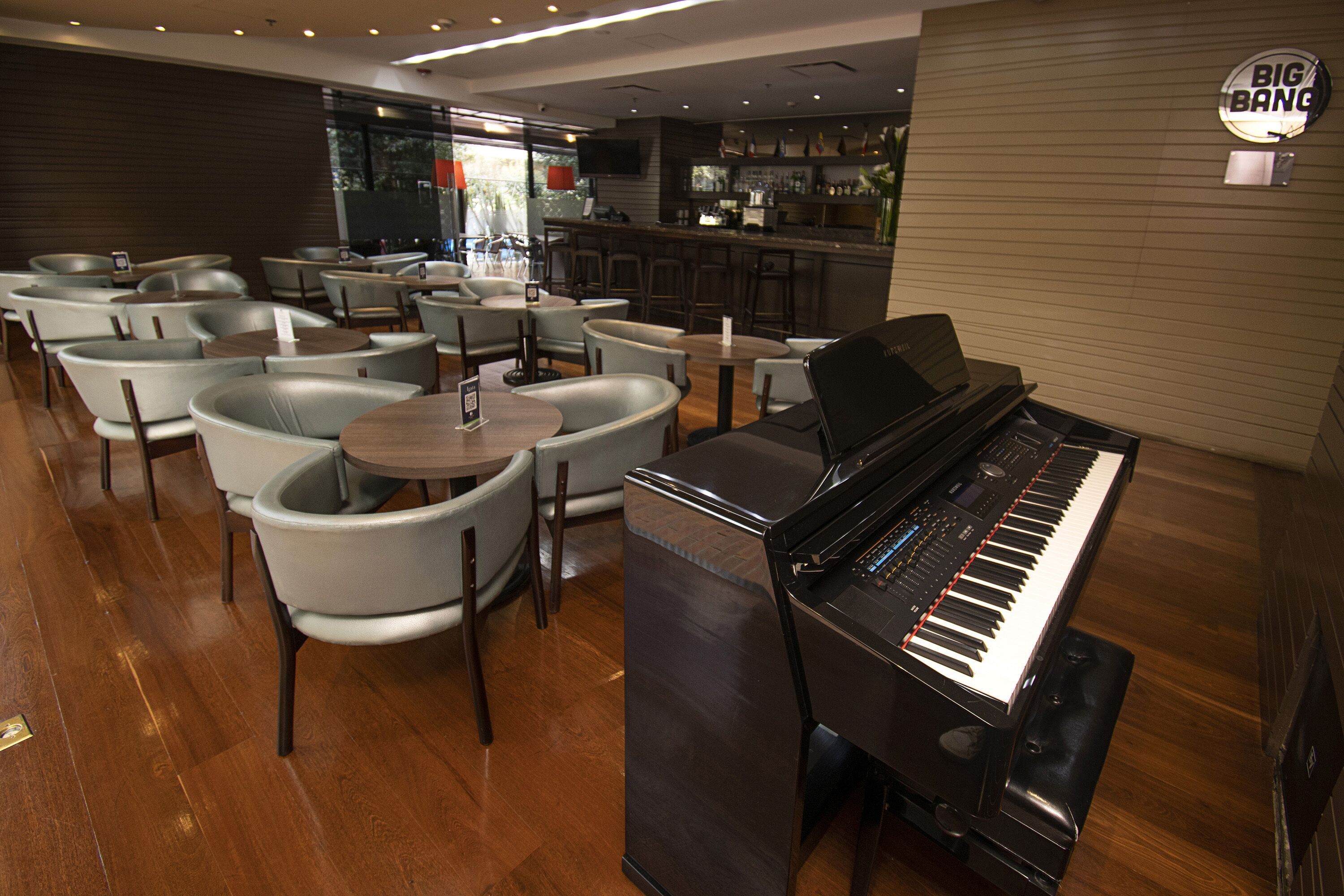 breakfast, lunch served; international cuisine, al fresco dining