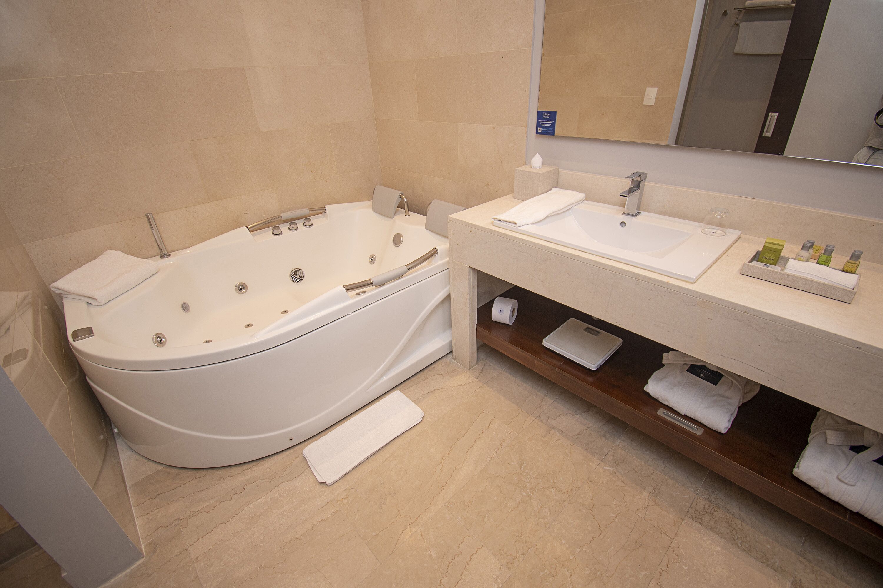 Une salle de bain moderne avec une baignoire sur pieds, un lavabo et un miroir.
