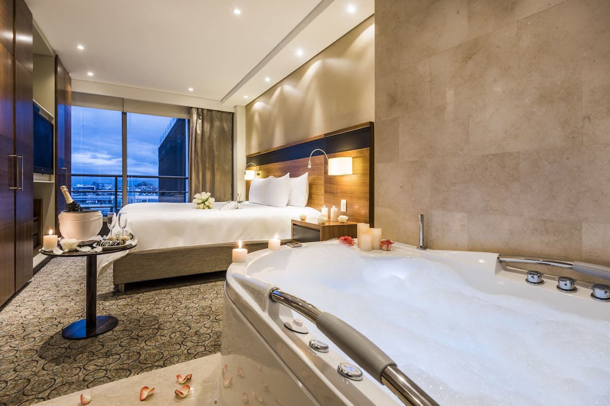 Suite, 1 kingsize bed, op Executive verdieping | Luxe beddengoed, een minibar, een kluis op de kamer, een bureau