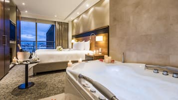 Suite, 1 cama de matrimonio grande, planta ejecutiva | Ropa de cama de alta calidad, minibar, caja fuerte