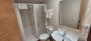 Habitación económica con 1 cama doble o 2 individuales, vistas a la montaña | Baño | Artículos de higiene personal gratuitos y toallas