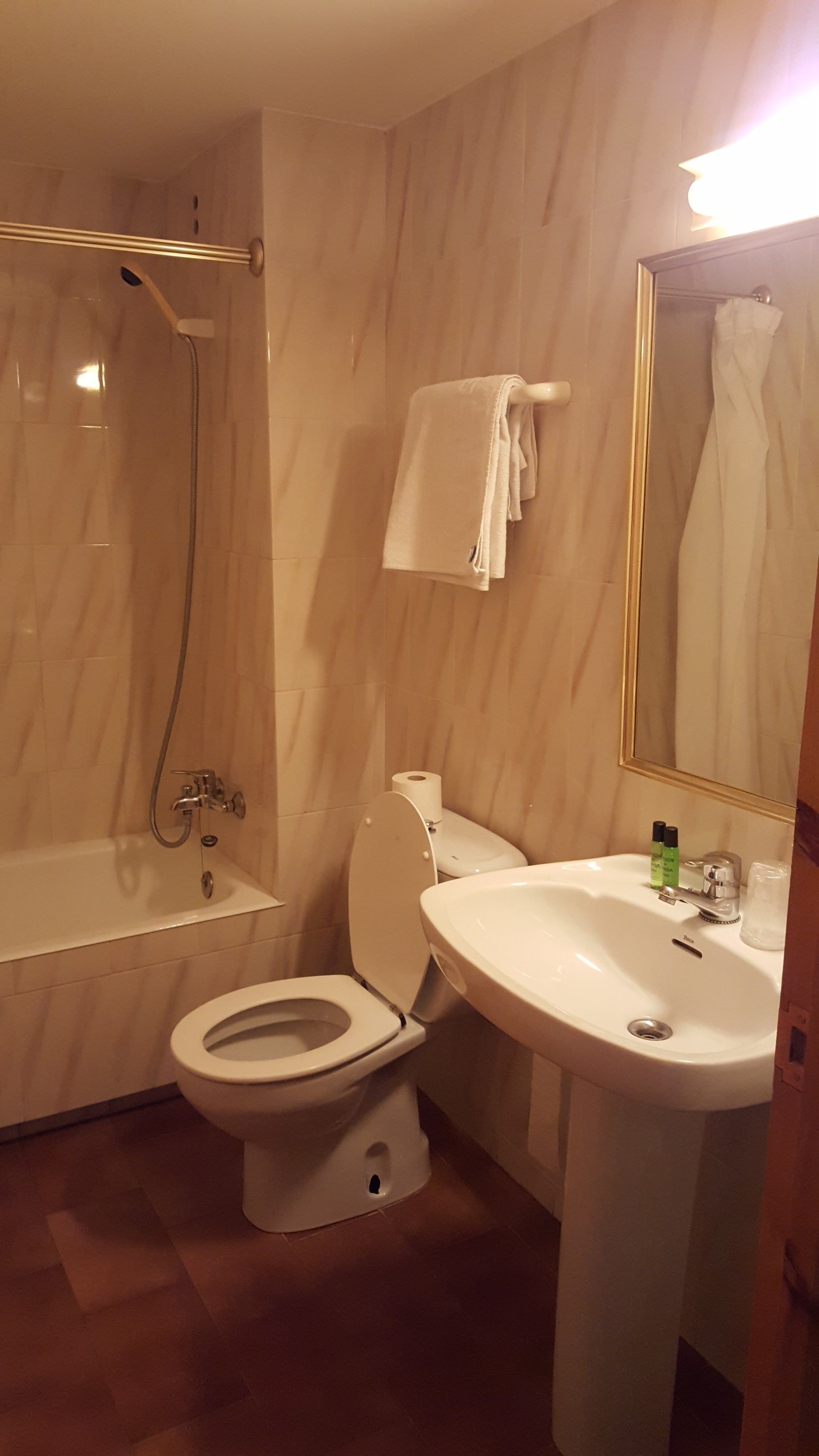 free toiletries, towels