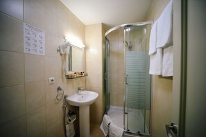 Rainfall showerhead, free toiletries, hair dryer, slippers - Sharden Villa Boutique Hotel (Tbilisi)