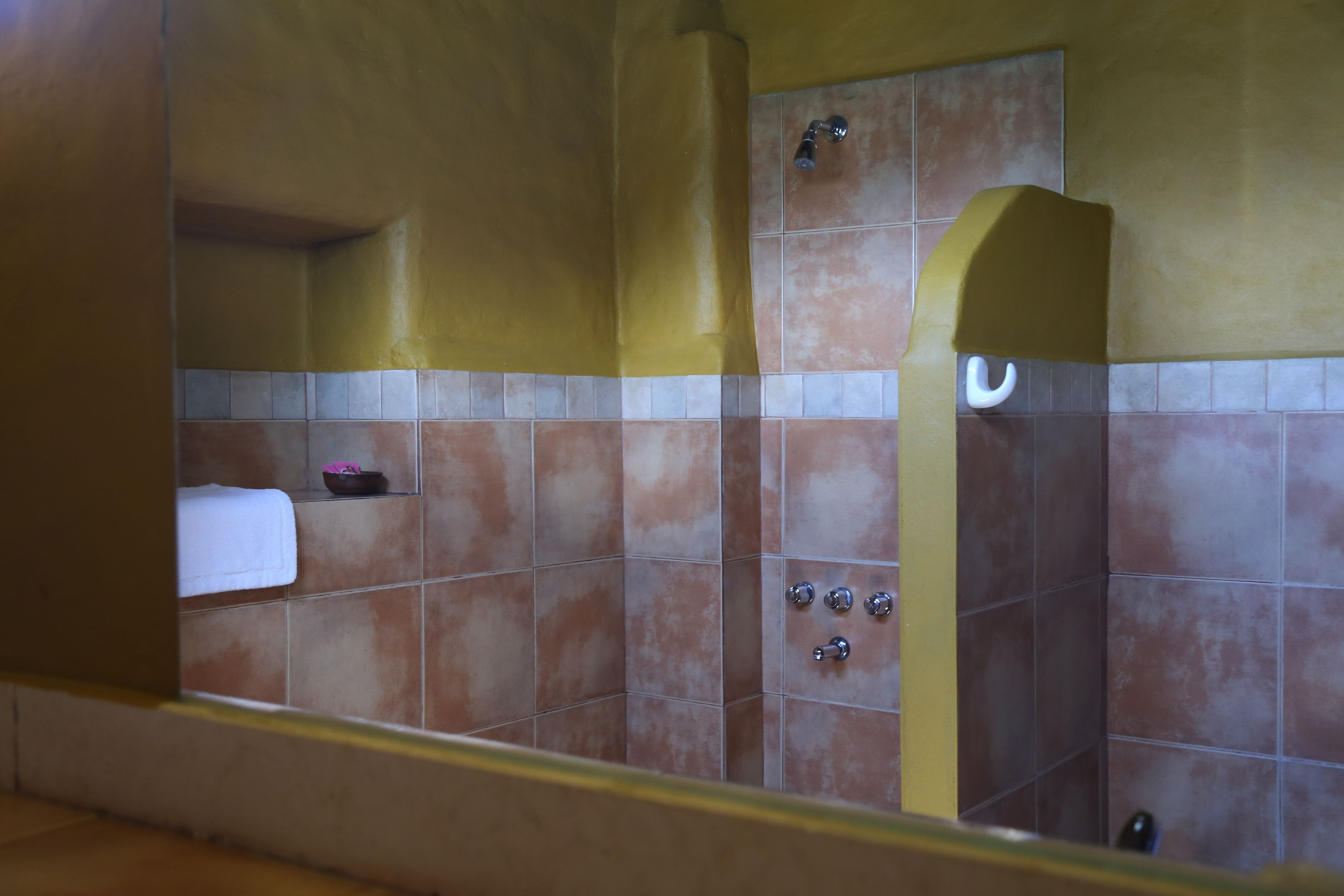 Un baño con bañera, ducha e inodoro.