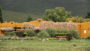A yellow building with a sign reading "La Guadalupe." - Posada La Guadalupe (Tafi del Valle)