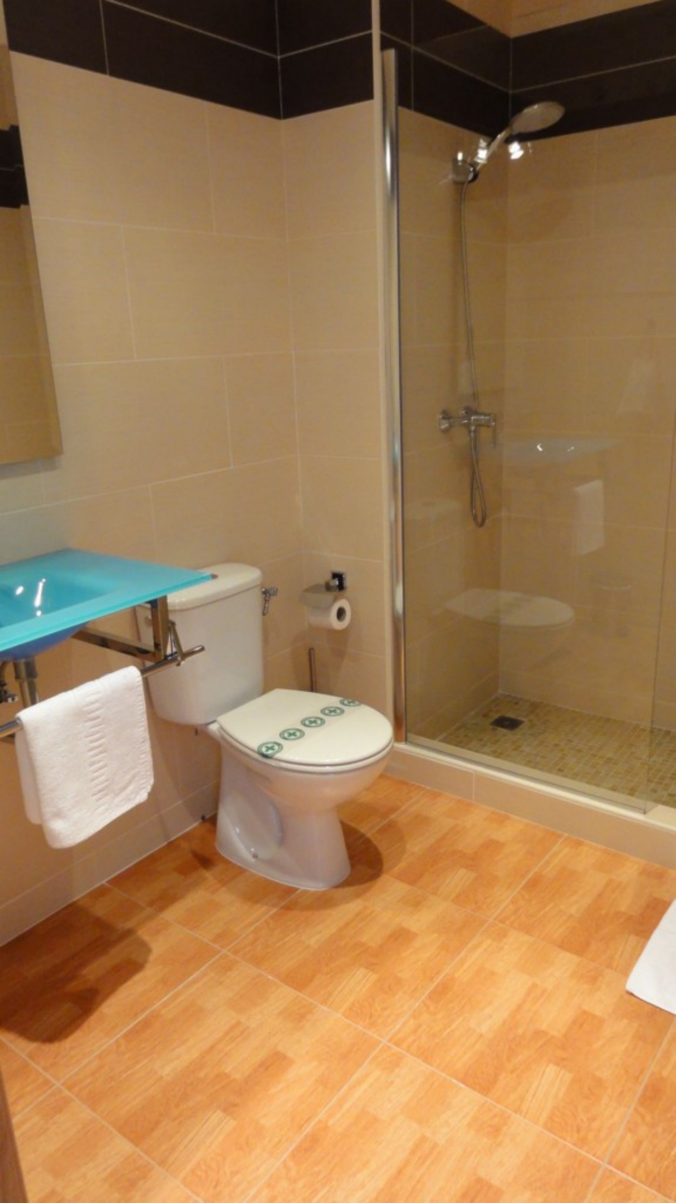 standard apartment, 2 bedrooms | bathroom | shower, free toiletries, hair dryer, towels