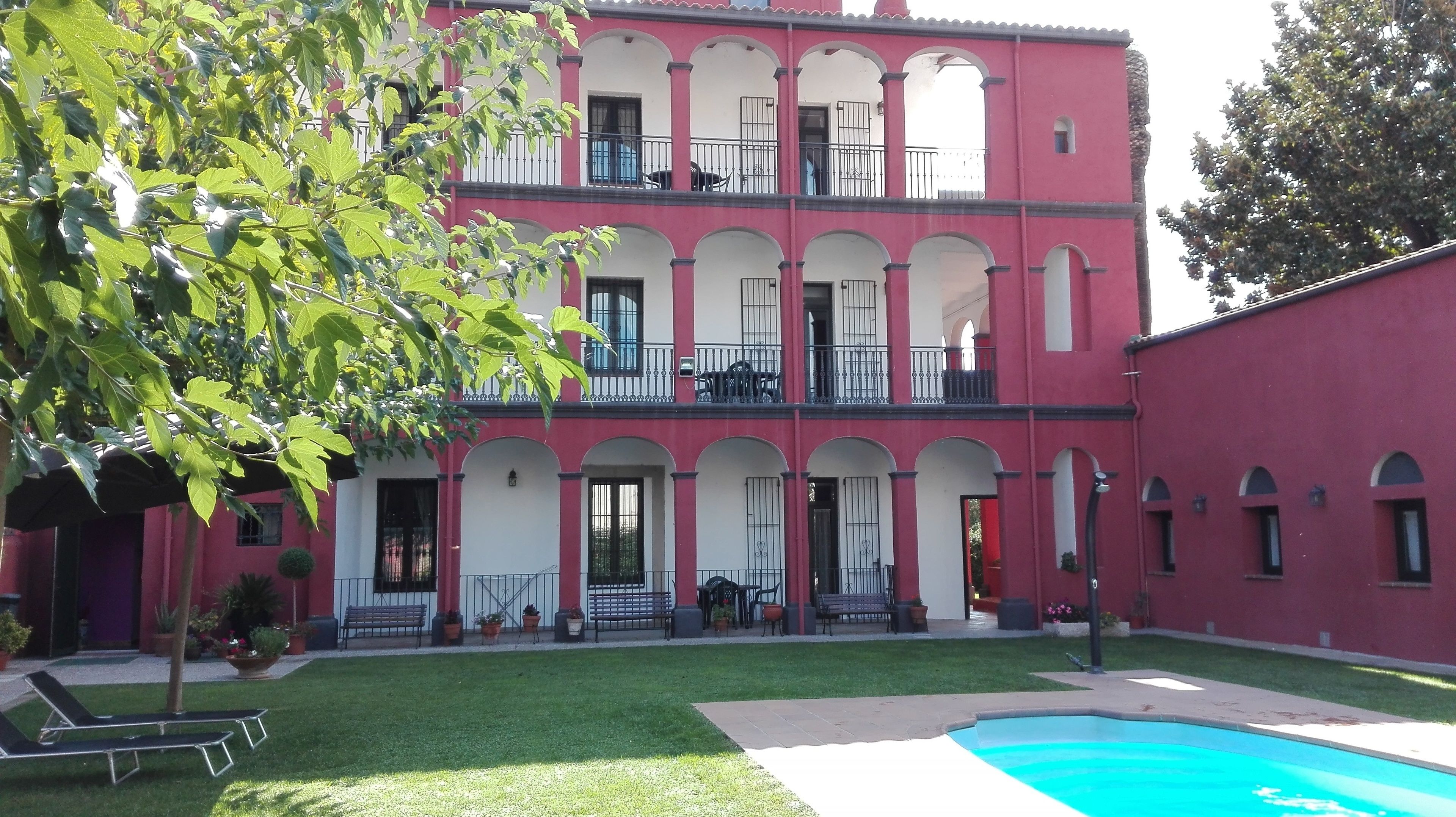 outdoor pool, pool loungers