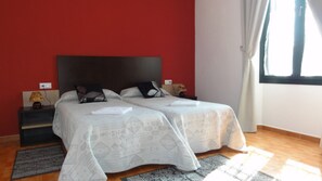 Apartamento estándar, 3 habitaciones | 1 dormitorio, edredones de plumas, colchones Select Comfort y escritorio