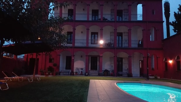 Outdoor pool, pool loungers