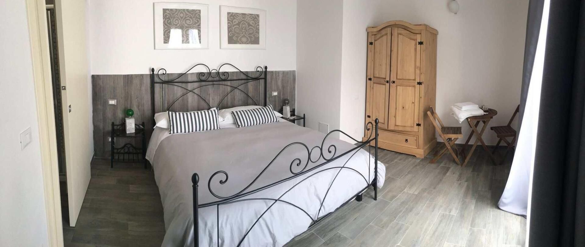 クラシック ダブルルーム | ミニバー、客室ごとに異なる装飾、デスク、防音設備